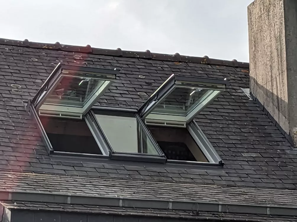 Fenêtres de toit installées sur toiture en ardoise avec finition propre.